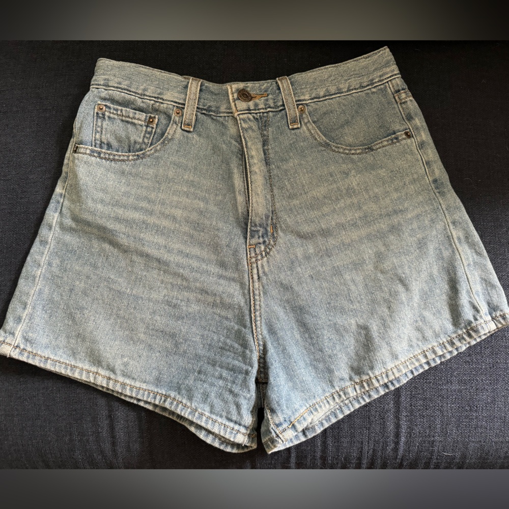 Levi’s High Loose Shorts in Light Wash - size 28